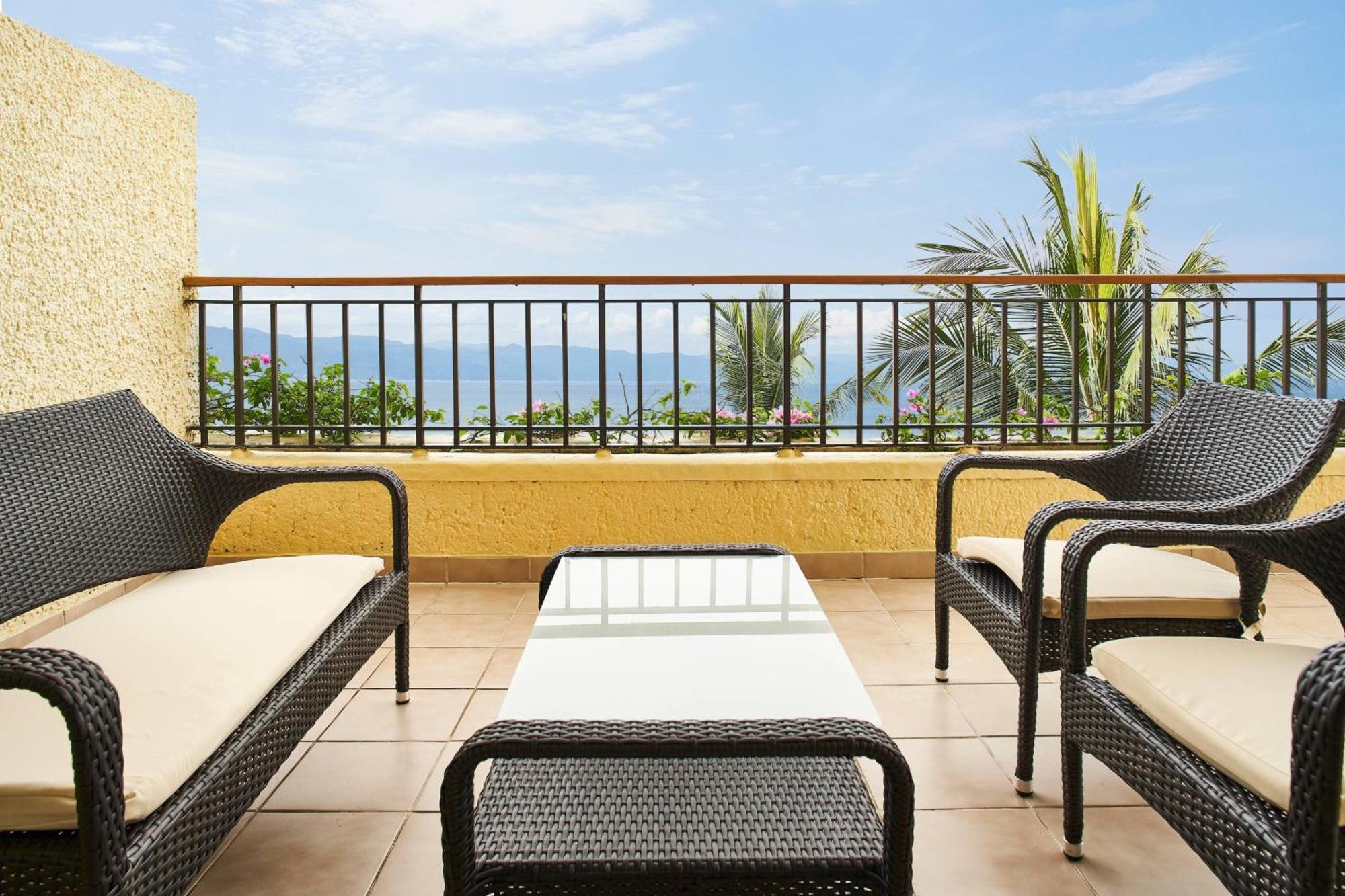 Ambassador Suite 1 Bedroom Larger Suite 1 King Oceanfront