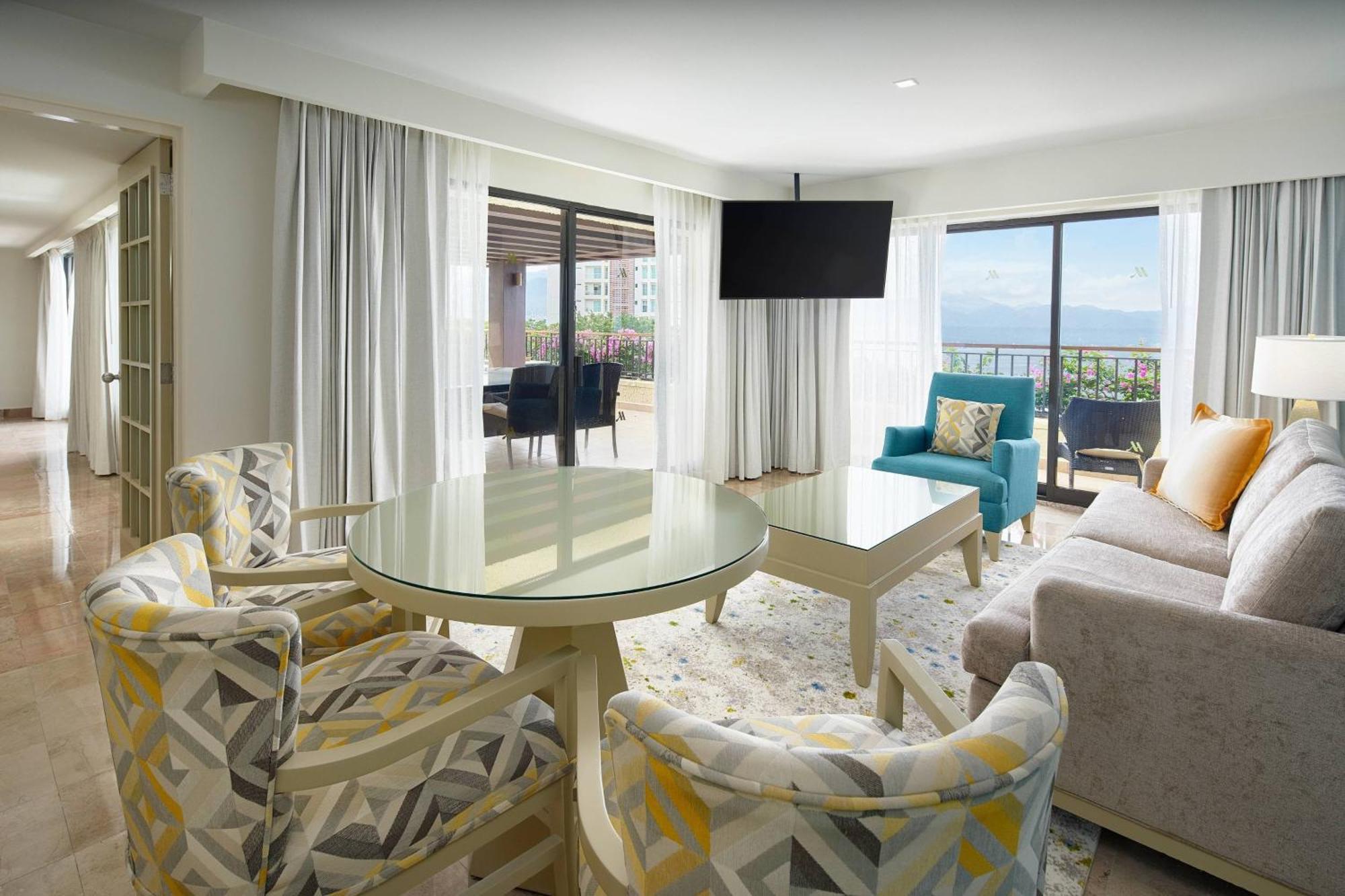 Luxury Suite 1 Bedroom Larger Suite 1 King Panoramic view