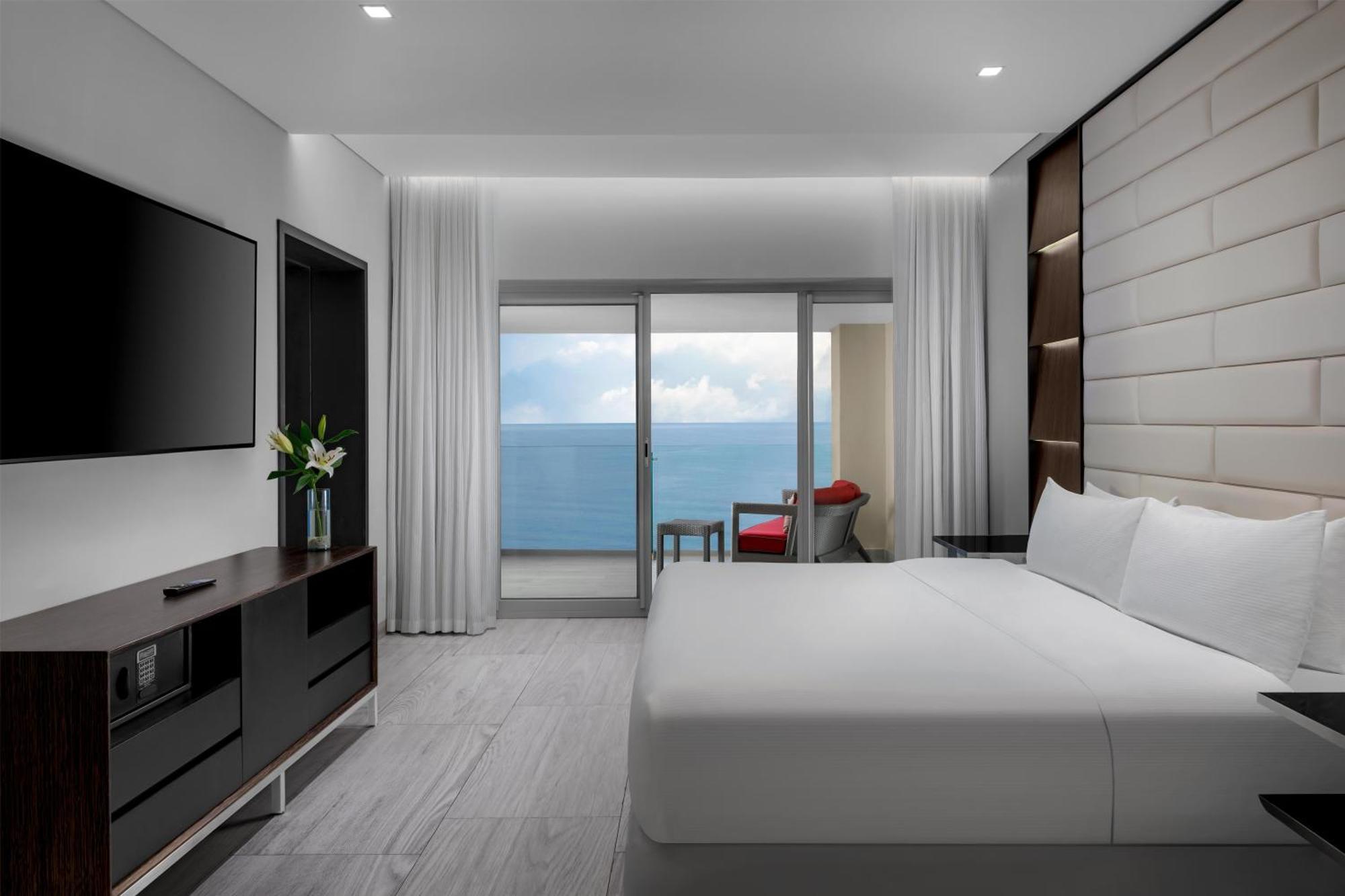 Oceanfront Master King Suite,1758400556:JPEG